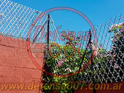 Instalación de concertina romboidal de 100 cm sobre muro. Zona San Isidro.