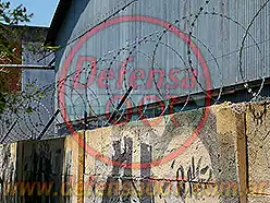 Instalación de concertina helicoidal simple de 45 cm sobre muro.