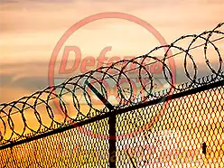 Instalación de concertina helicoidal simple de 45 cm modelo CBT 65 sobre alambrado.