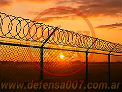 Instalación de concertina helicoidal simple de 45 cm modelo CBT 65 sobre alambrado.