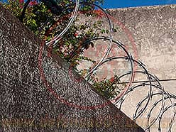 Instalación de concertina helicoidal simple de 45 cm de dámetro, modelo CBT 65, sobre muro.
