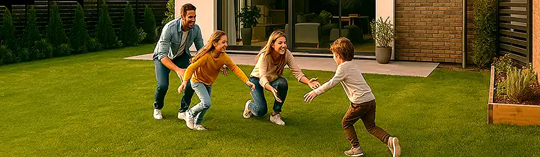 Familia feliz y con la tranquilidad de tener una alarma.